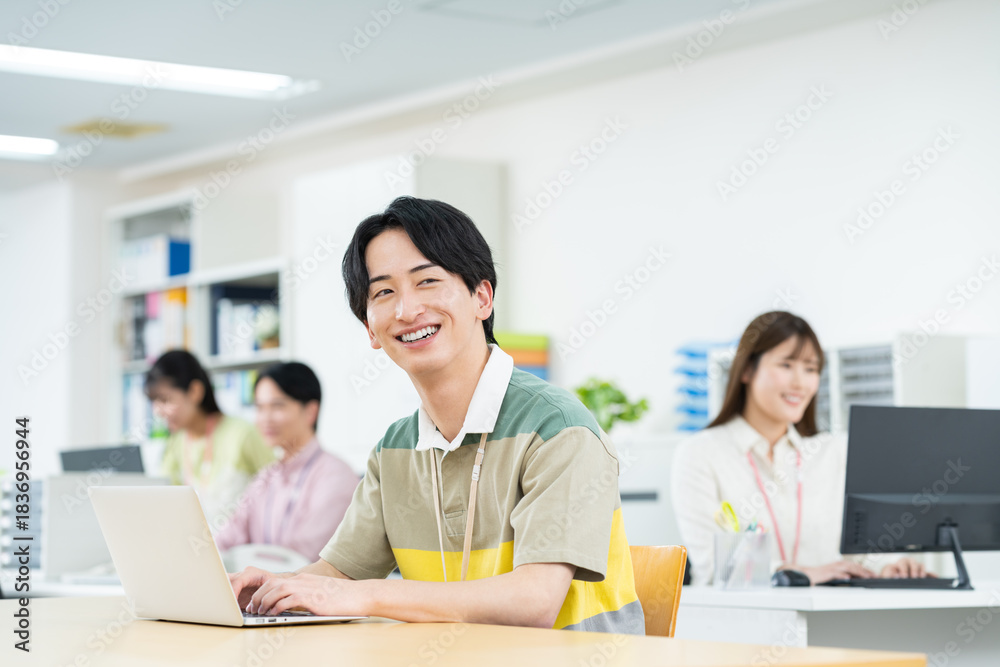 Obraz premium オフィスで働く若いエンジニア