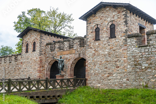 Die Saalburg im Taunus gilt als das besterhaltene Römerkastell in Deutschland am Limes, der damaligen nördlichen Grenze des Römerreichs, Deutschland, Hessen, Taunus, 01.Sep.2013