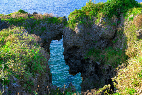  沖縄県　自然が作り出した万座毛の岩のアーチと青い海の風景