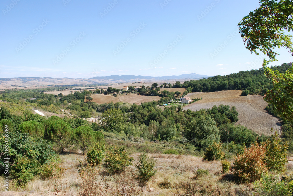 Fototapeta premium Panorama della Val d'Orcia da Bagno Vignoni in provincia di Siena, Toscana, Italia.