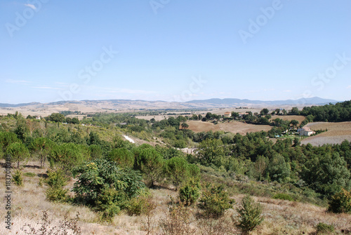 Panorama della Val d'Orcia da Bagno Vignoni in provincia di Siena, Toscana, Italia.