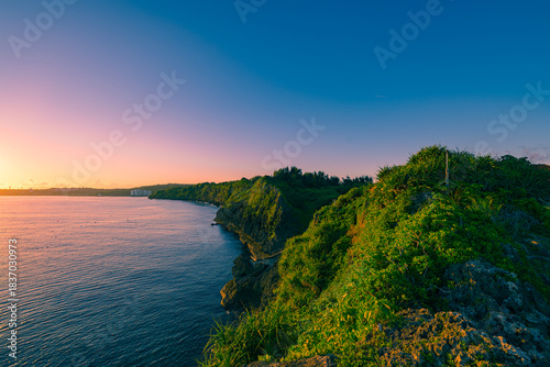  真栄田岬の断崖に朝日が差し込む美しい沖縄の海岸線