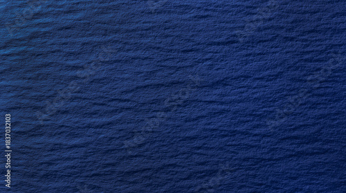 深みのある紺色の紙のテクスチャ背景