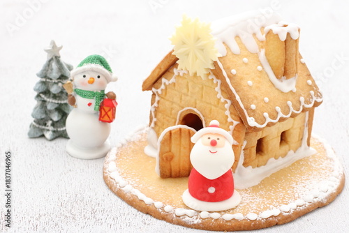 手作りクッキーでできたお菓子の家