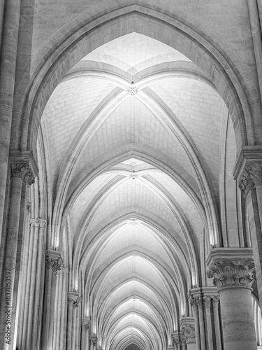 interior igreja dourado opera neoclassico gotico paris frança