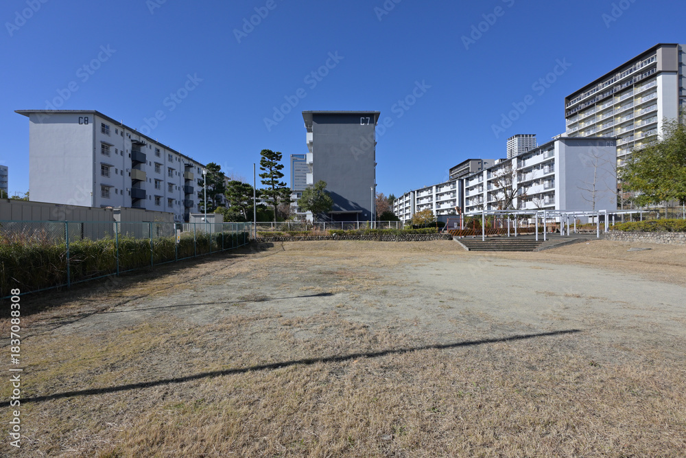 Obraz premium 千里ニュータウン新千里東町（大阪府豊中市）のUR新千里東町団地／千里グリーンヒルズ東町