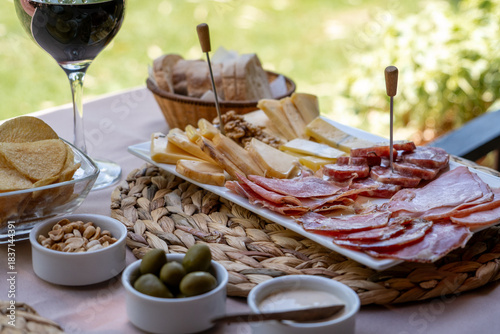 Deliciosa picada de quesos y embutidos premium, acompañada de una buena copa de vino