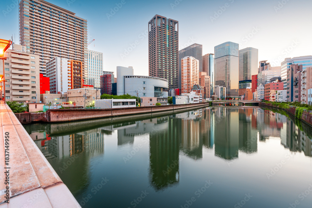 Fototapeta premium Osaka, Japan cityscape on the river at dusk. 2126