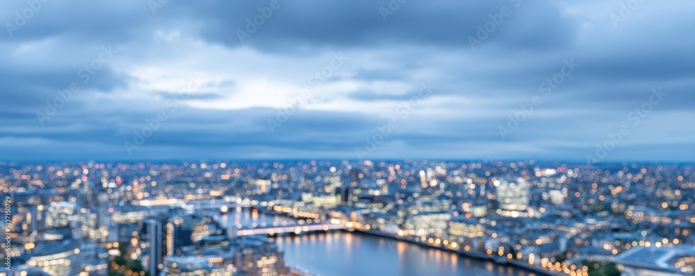 Obraz premium Blurred nighttime london cityscape with bokeh lights for urban abstract design