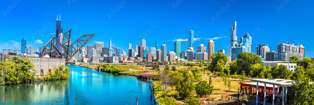Obraz premium Chicago, USA. City of Chicago skyline and Chicago river rusty bridge panoramic view