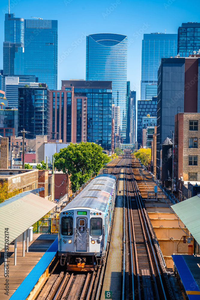 Naklejka premium Chicago, USA. Chicago L elevated rapid transit system station and train view