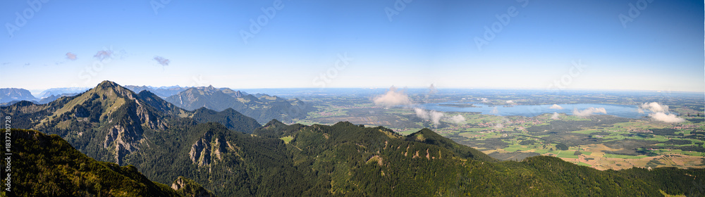 Fototapeta premium Blick vom Hochfelln in Bayern bei Sonnenschein mit hiemsee