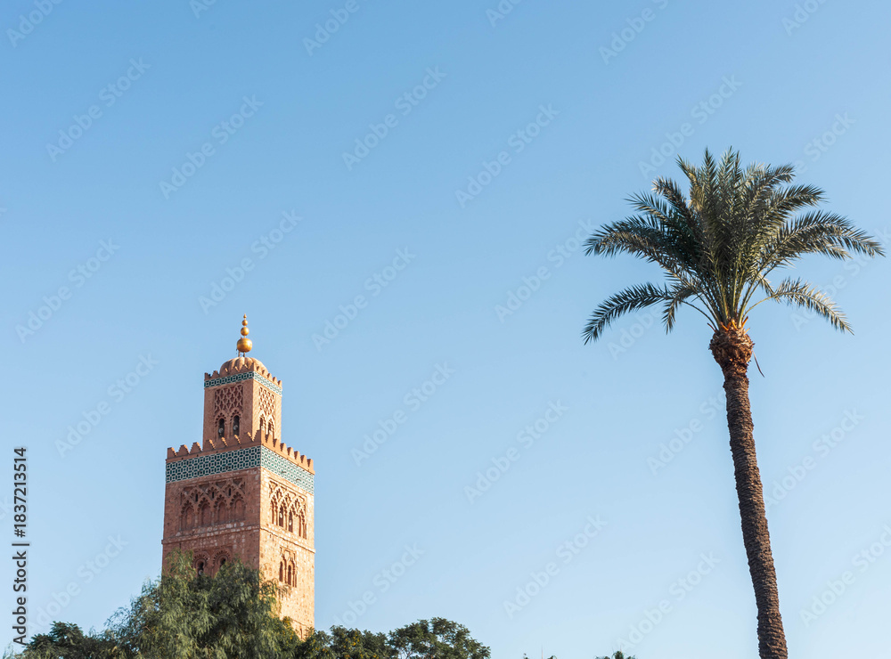 Fototapeta premium Mosquée Koutoubia et palmier, Marrakech, Maroc