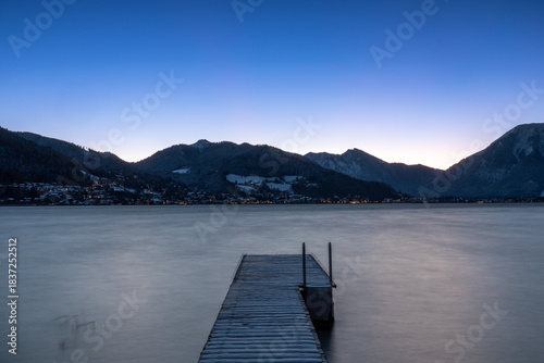 Morgendämmerung in Bad Wiessee am Tegernsee, Bayern, im Winter