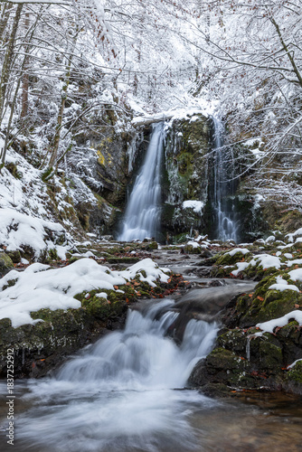 Josefsthaler Wasserfall beim Schliersee, Bayern, im Winter