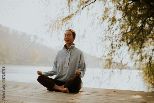 Korean woman meditating pea...