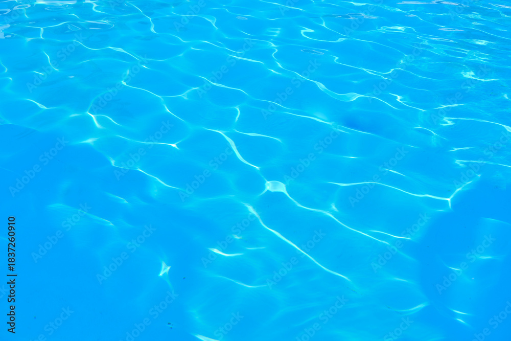 Fototapeta premium Clear blue water surface with gentle ripples and reflections of light