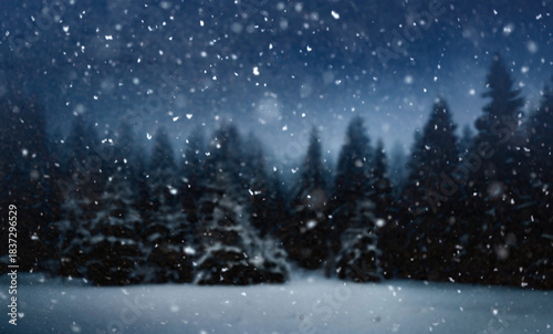 Verschneiter winterwald in der Weihnachtsnacht mit Unschärfe