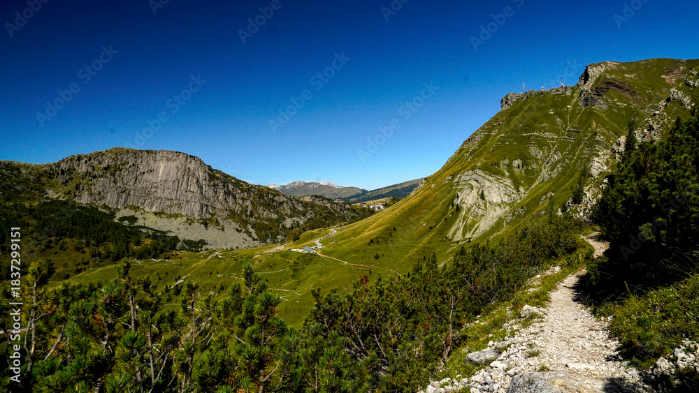 Obraz premium Lo spettacolare sentiero delle Crode Rosse con vista sul gruppo roccioso delle Pale di San Martino. Dolomiti, San Martino di Castrozza, Trentino, Italia