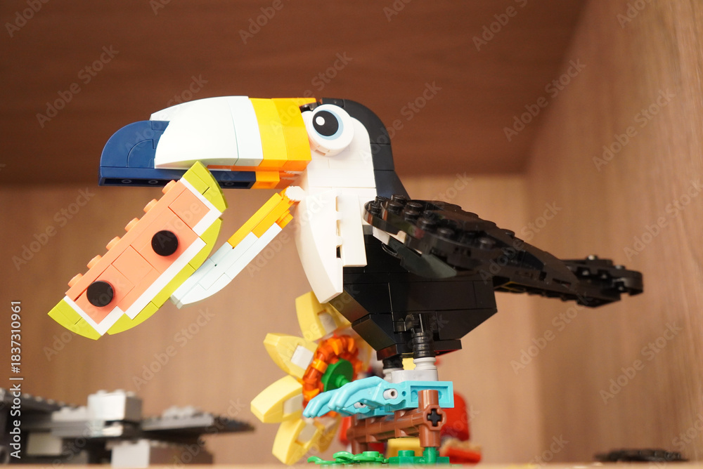 Obraz premium Lego toucan bird model with watermelon slice in its beak