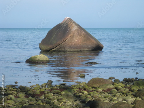 Großer Stein im Wasser