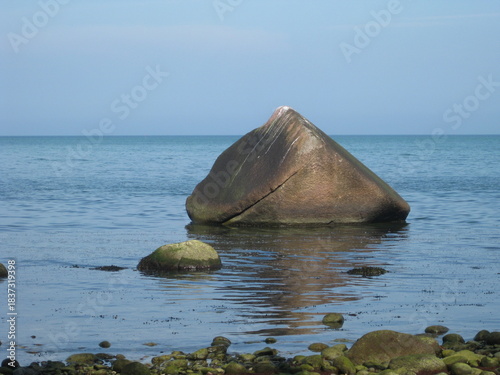 Großer Stein im Wasser