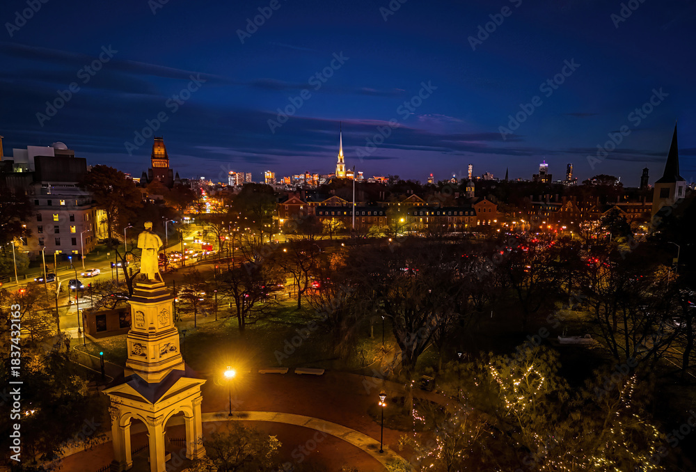 Obraz premium Harvard Square Monument at Night in Cambridge, Massachusetts