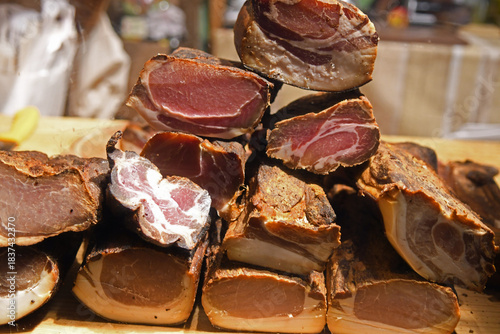 viele geräucherte Schinken im Anschnitt
