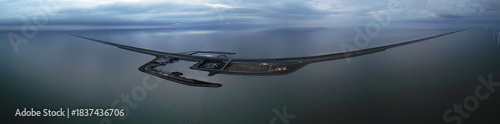 Foto The Afsluitdijk, a famous dyke in the North of Holland, seperating the Ijssel la
