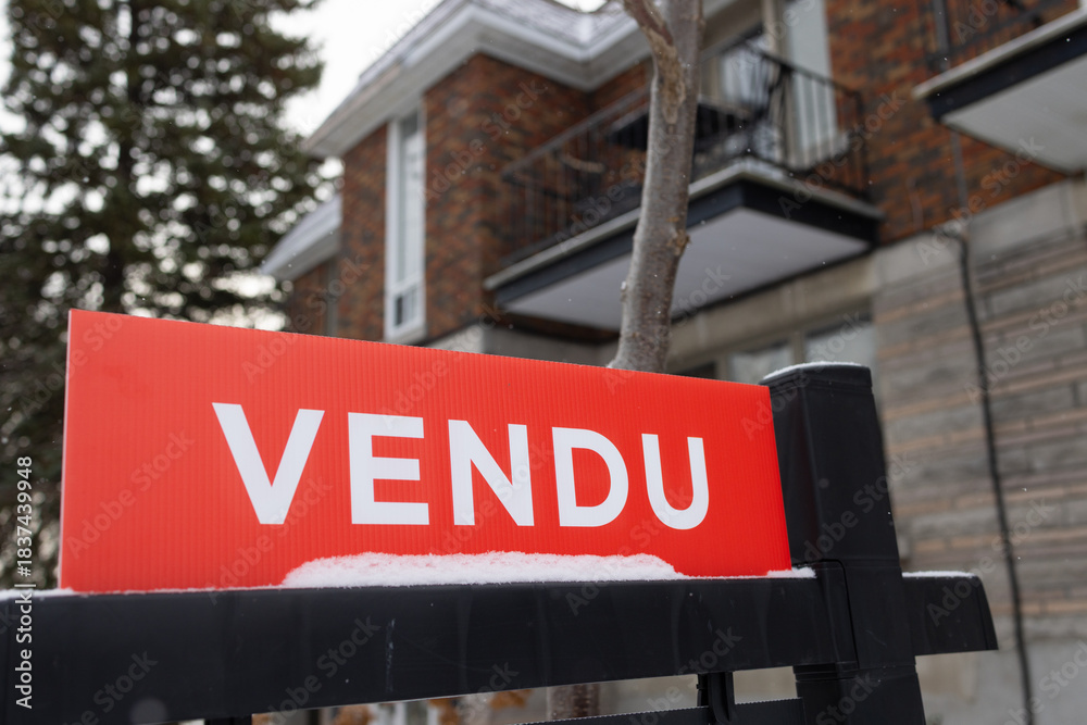 Obraz premium Écriteau Vendu devant duplex, jour, hiver, horizontal