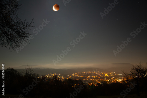 Mondfinsternis über der Stadt