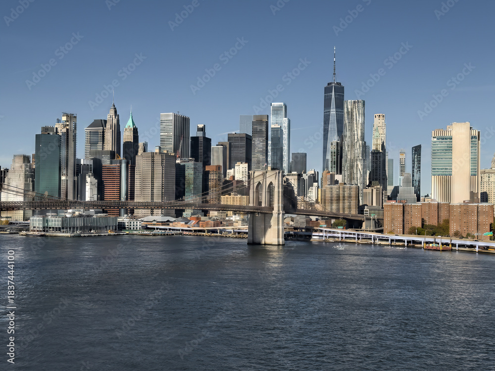 Fototapeta premium Brooklyn Bridge and Lower Manhattan Skyscrapers on a Bright Clear Day