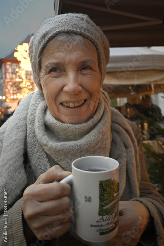 frau mit glühweinbecher