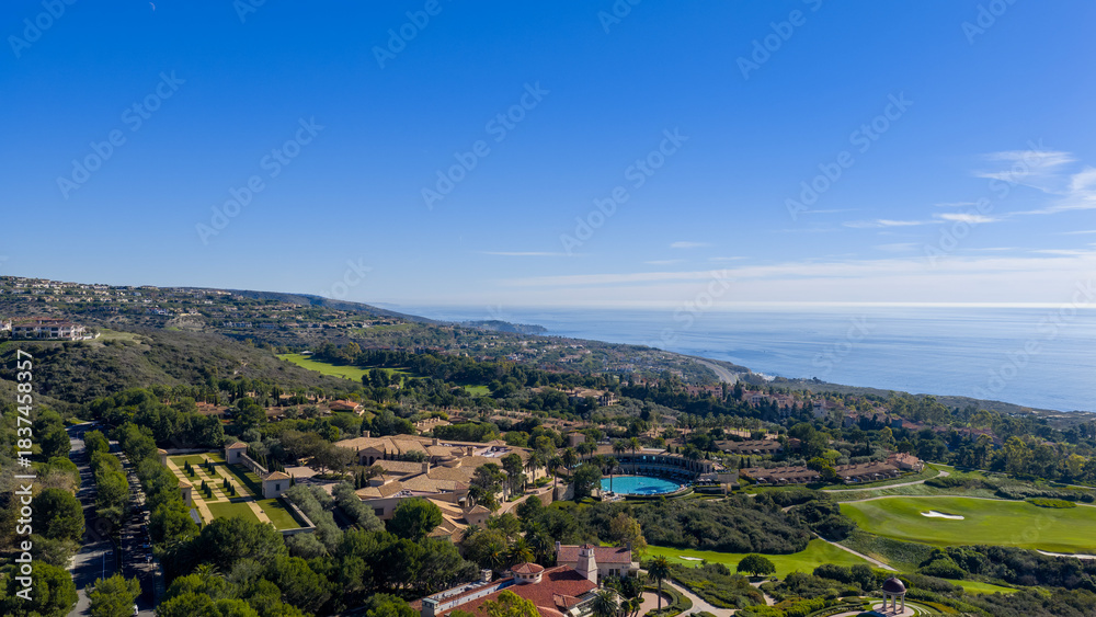Fototapeta premium Aerial shot along the coastline at the Pelican Hill Resort in Newport Beach California USA