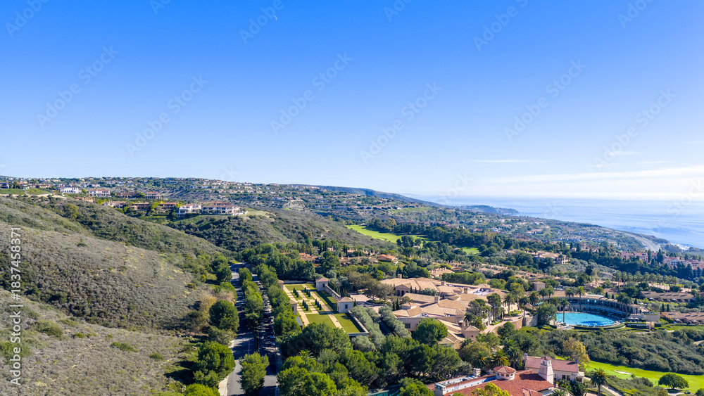 Fototapeta premium Aerial shot along the coastline at the Pelican Hill Resort in Newport Beach California USA