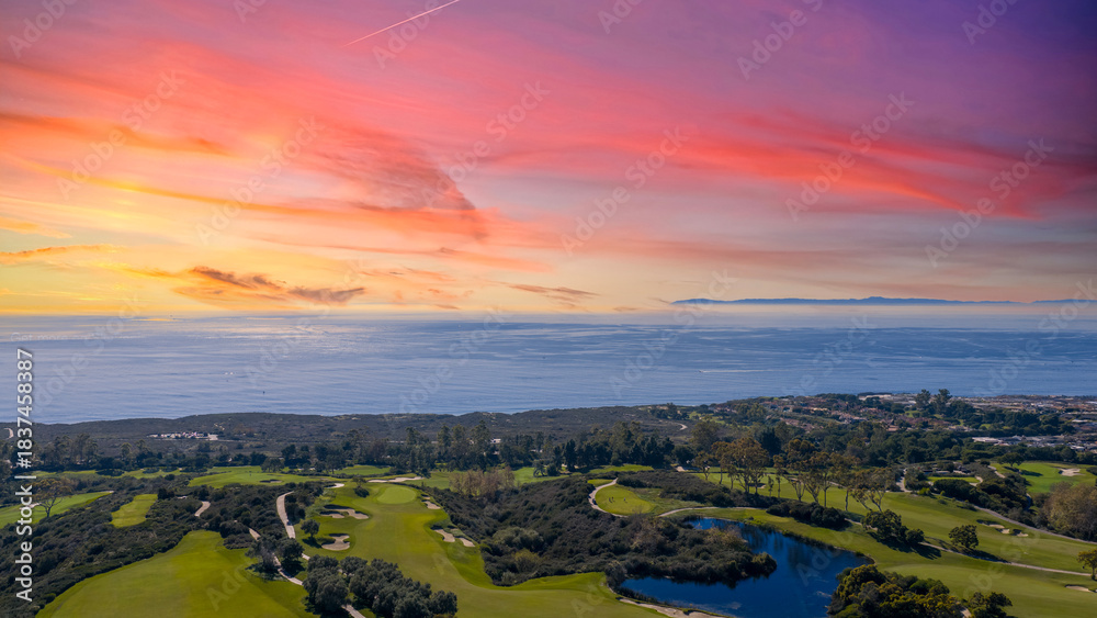 Obraz premium Aerial shot along the coastline at the Pelican Hill Resort in Newport Beach California USA