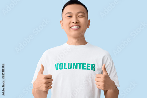 Male Asian volunteer showin...