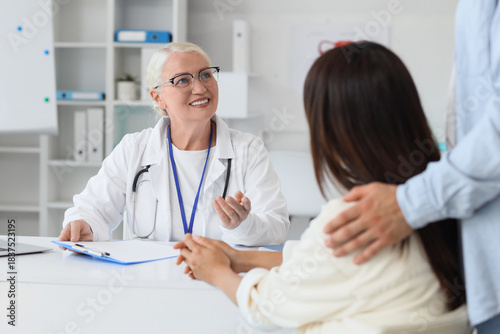Female fertility doctor wit...