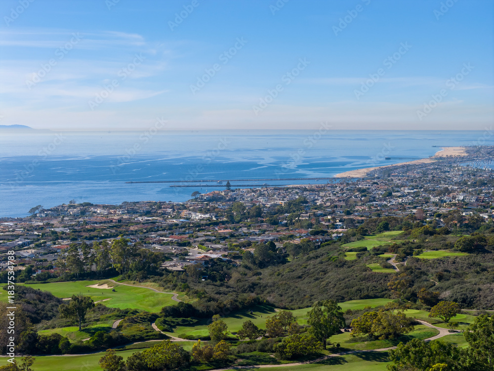 Obraz premium Aerial shot along the coastline at the Pelican Hill Resort in Newport Beach California USA