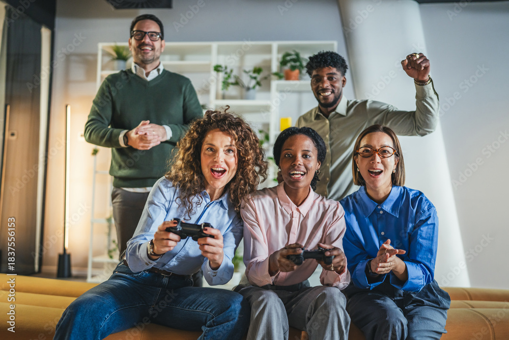 Obraz premium Diverse business team playing video games in office