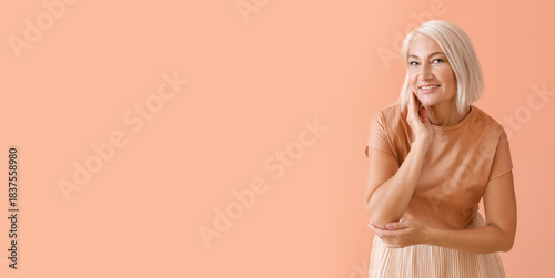 Stylish mature woman on col...