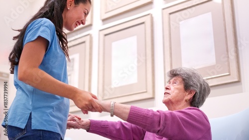 Canvas Print Young woman helping senior citizen in a nursing home