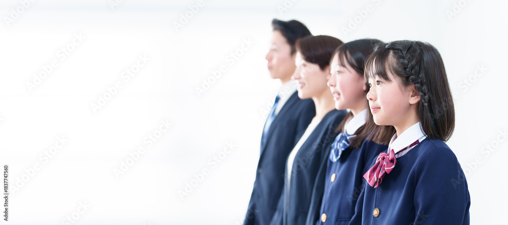 Fototapeta premium 家族 親子 入学式 卒業式 小学生 中学生