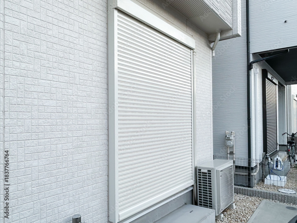 Fototapeta premium おろした住宅の窓シャッター