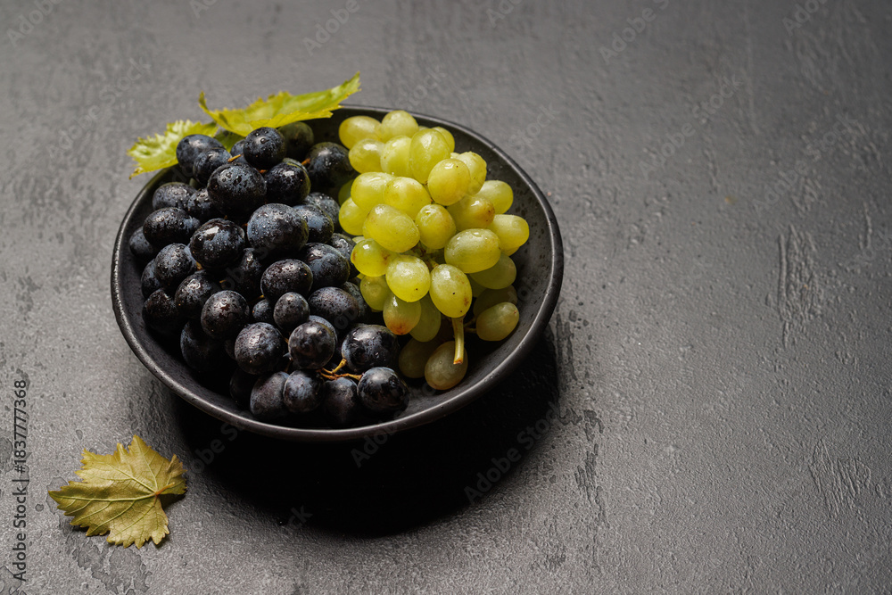 Naklejka premium Fresh grapes bowl