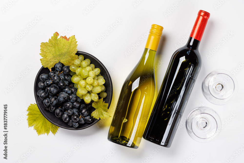 Naklejka premium Wine bottles and fresh grapes