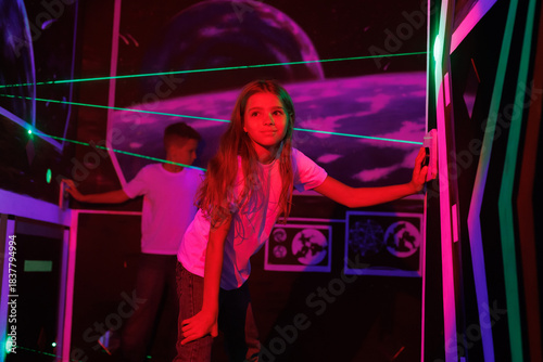 Tableau sur toile Girl and boy playing a laser labyrinth simulation game