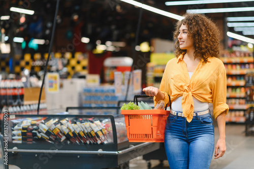 Canvas Print Woman shopping for groceries in supermarket aisle