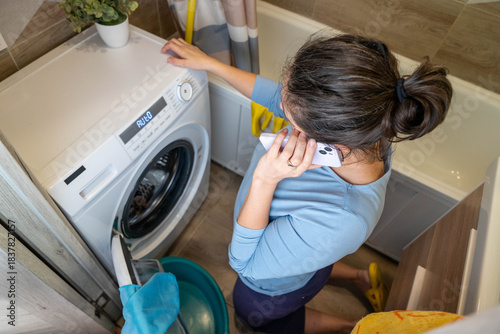 Fotografía the hostess calls the service to call a specialist for the repair of household a