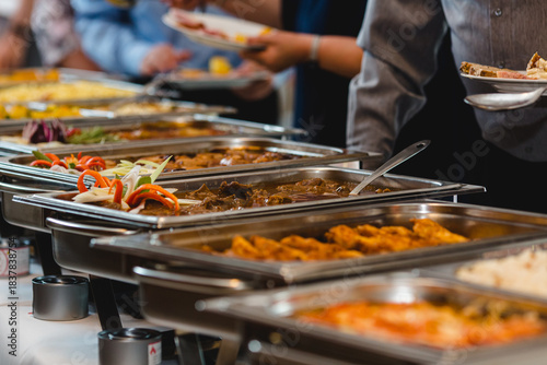 Großes warmes Buffet bei einer Veranstaltung mit Selbstbedienung